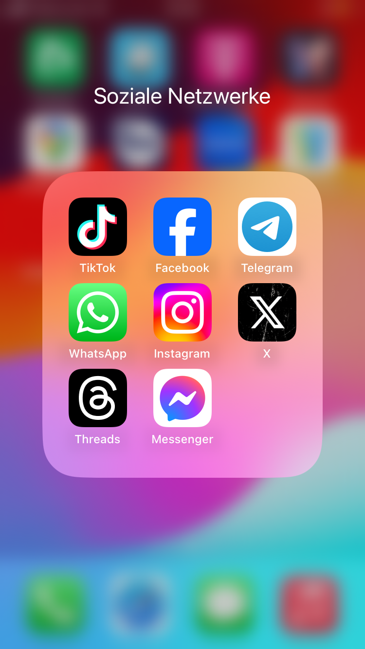 Oberfläche eines Smartphones mit Icons von Social Media Apps