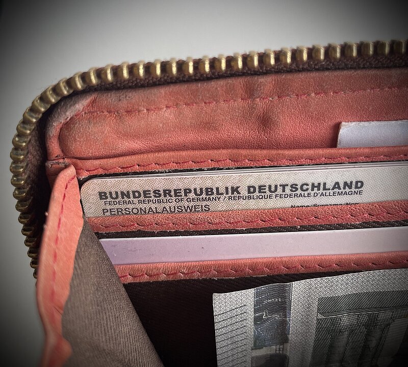 Auschnitt eines Kartenfachs eines Geldbeutels mit Personalausweis 