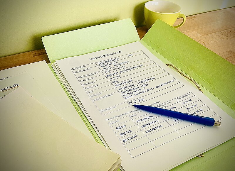 Muster einer Mieterselbstauskunft mit daraufliegendem Kugelschreiber